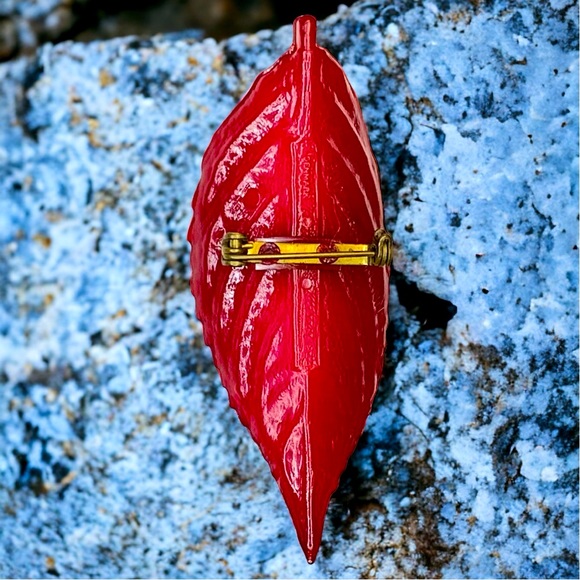 Vintage Red Leaf brooch with crystal - Picture 2 of 2